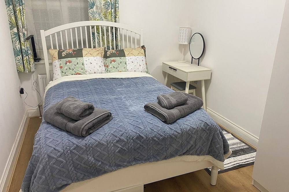 Entire apartment, Slough - Sleeps 3 - Petfriendly - Riverside - Bay in Slough, Berkshire