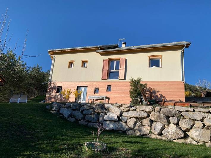Gîte pour 2 personnes, avec Terrasse ainsi que Jardin et Vue à La Bâtie-Vieille