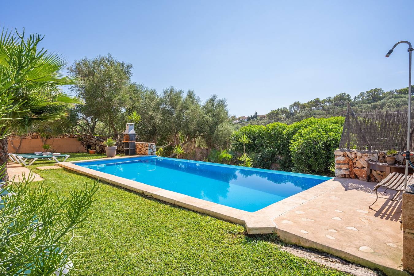 « Villa Manuela » avec piscine à débordement, jardin et Wi-Fi (taxes incluses) in Portopetro, Santanyí