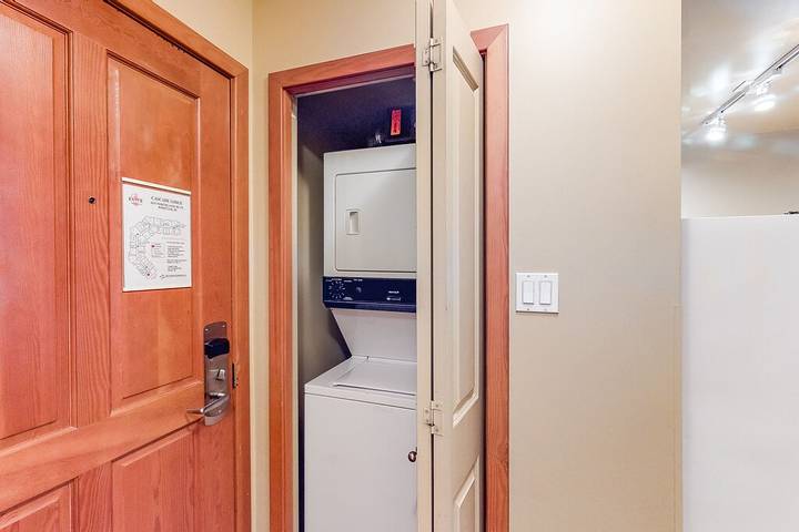 Glamping for 4 people, with hot tub and pool as well as sauna and balcony in Whistler