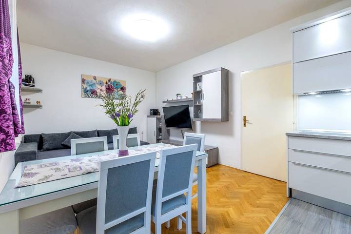 Apartamento entero, Apartamento de vacaciones para 6 personas con balcón/terraza in Grljevac (Podstrana), Podstrana