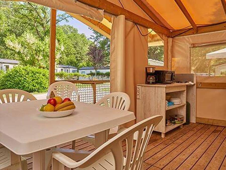 Camping Domaine de La Yole - Tente en toile et en bois 4 personnes - Tente Super Lodge | Comfort | 2 Ch. | 4 Pers. | Sans Sdb in Vendres, Côte méditerranéenne (France)