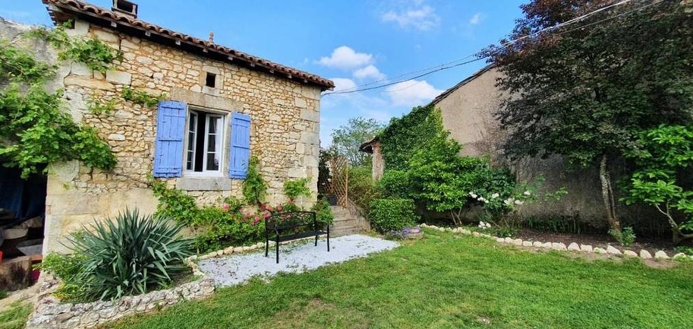 Location de vacances pour 2 personnes, avec vue ainsi que piscine et jardin à Brossac - 2