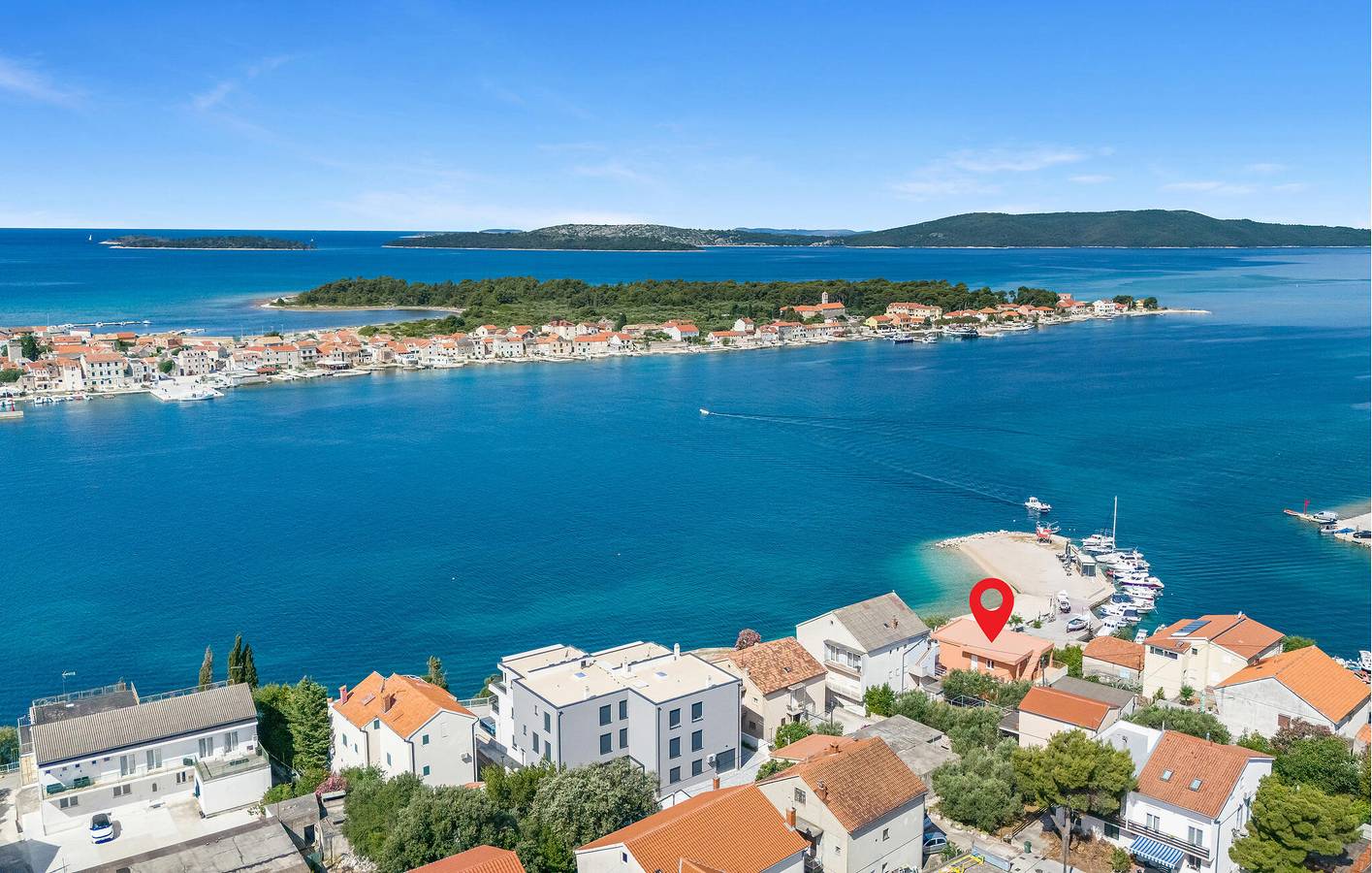 Ganze Ferienwohnung, Gemütliche Wohnung mit Terrasse, WLAN und Parkplatz, 1,5 km vom Strand entfernt in Brodarica, Šibenik-Knin