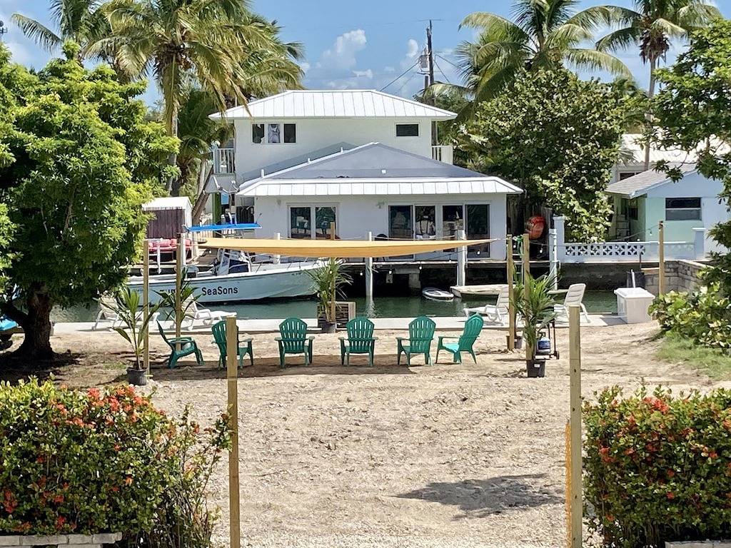 Wow!!! Deep Water Canal, Swimspa Pool, Kayaks, Walk to Ocean Front Tiki Bar!! in Marathon, Monroe County
