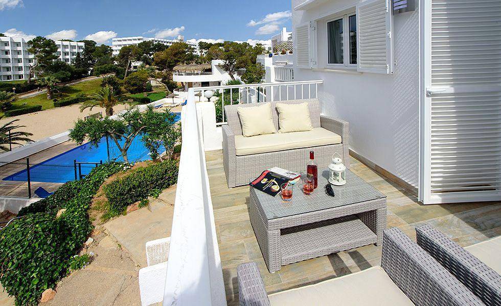 Entire holiday apartment, Holiday flat, directly on the beach, communal pool in Cala d'Or, Santanyí