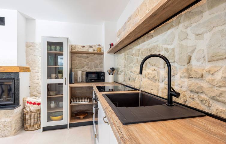 Reizende 2-Zimmer-Wohnung mit Pool und Zugang zum Fluss in Bajagić, Dalmatinisches Zagora