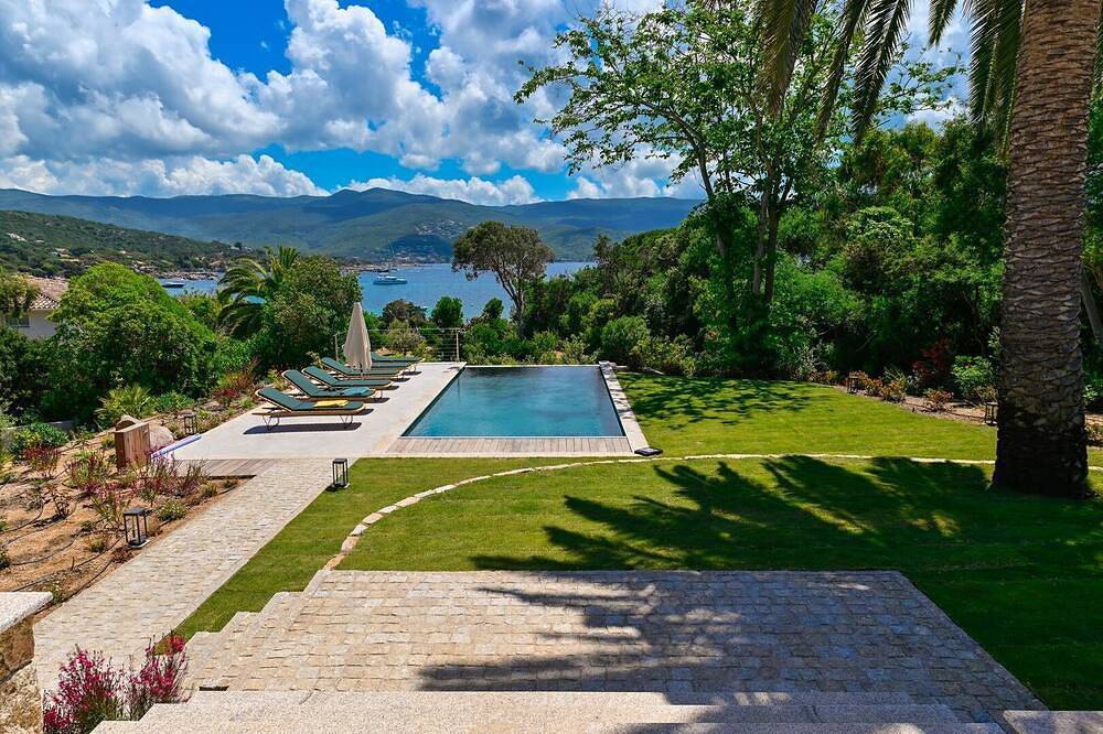 Villa Ariana- Beachfront with pool and 4 bedrooms in Isolella, Pietrosella