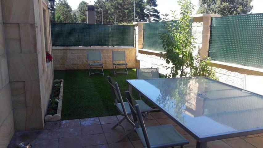 Casa de vacaciones para 8 personas, con vistas además de piscina y jardín, Se admiten mascotas en Pinares (Soria) - 2