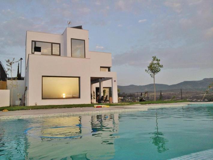 Chalet para 10 personas, con Jacuzzi y Terraza además de Jardín y Piscina en La Zubia