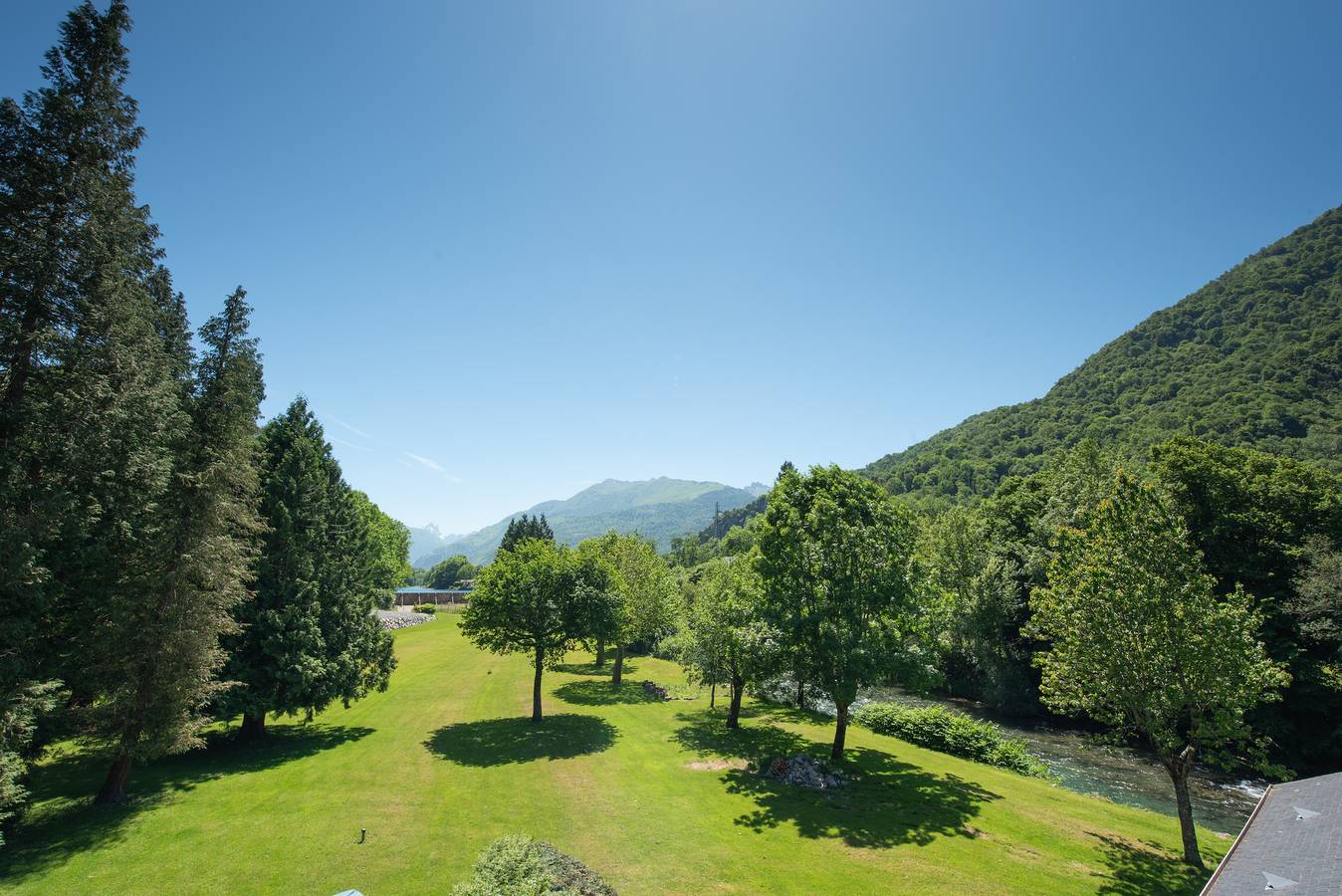 Maison de vacances 'Au Pied Du Pic Du Midi' avec vue montagne, terrasse privée et jardin privé in Castet, Béarn