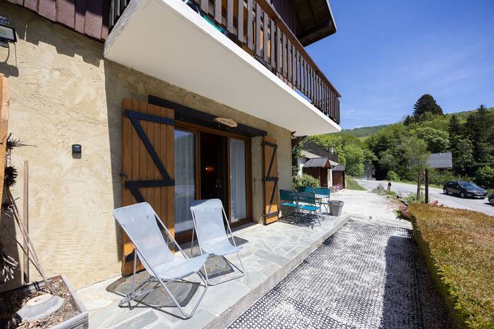 Apartamento entero, Apartamento «Le Colporteur» con vistas a la montaña, terraza privada y Wi-Fi in Aillon-le-Jeune, Chambéry region