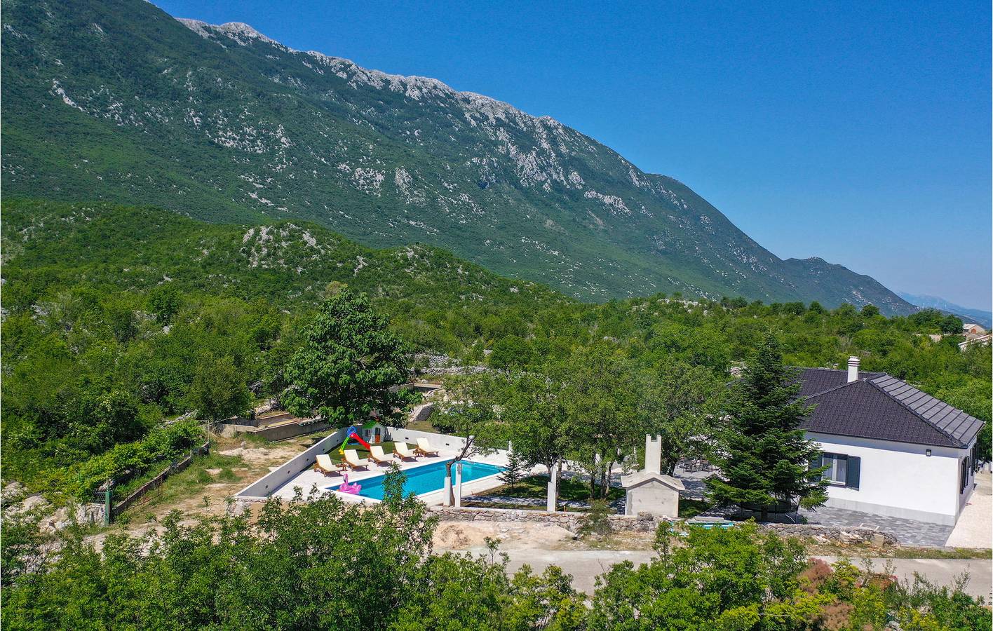 Geräumige 145 m² große Wohnung mit Pool, Terrasse und WLAN-Zugang in Makarska Riviera