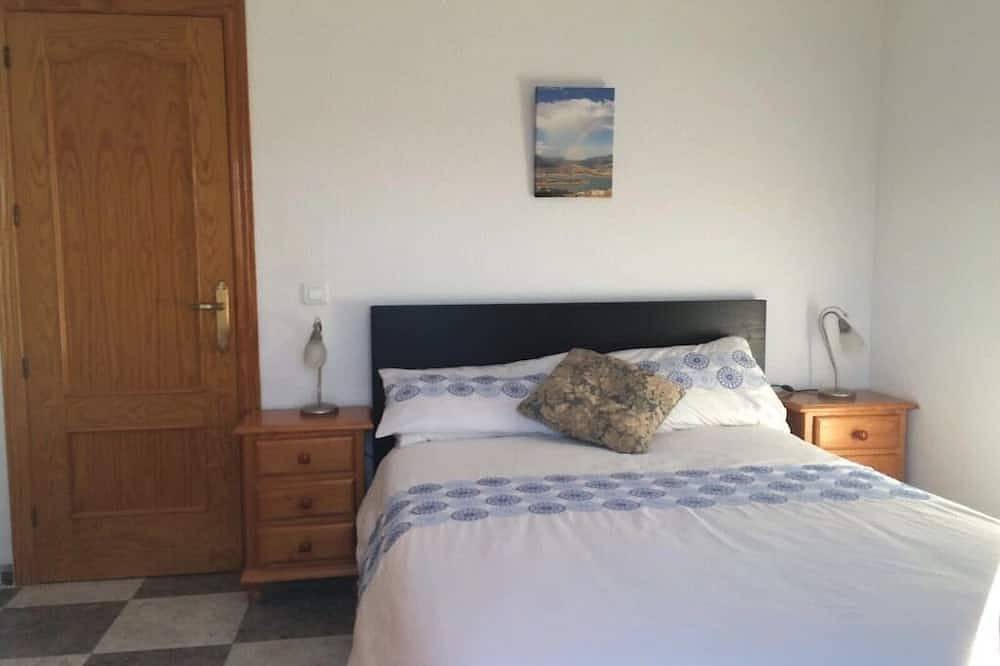 A Family Villa with private pool and large terraces overlooking Lake Vinuela in Los Romanes, Viñuela