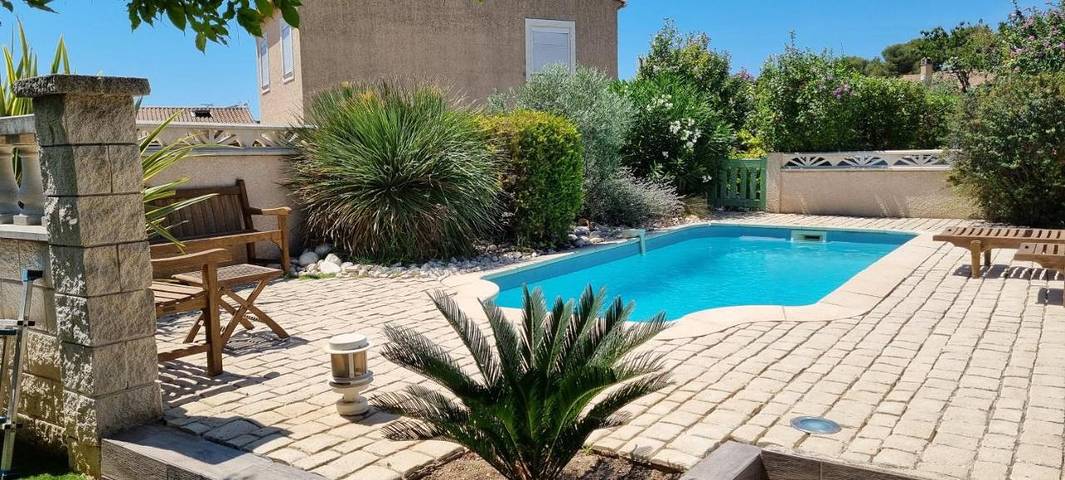 Location de vacances pour 10 personnes, avec jardin et piscine à Vitrolles - 4