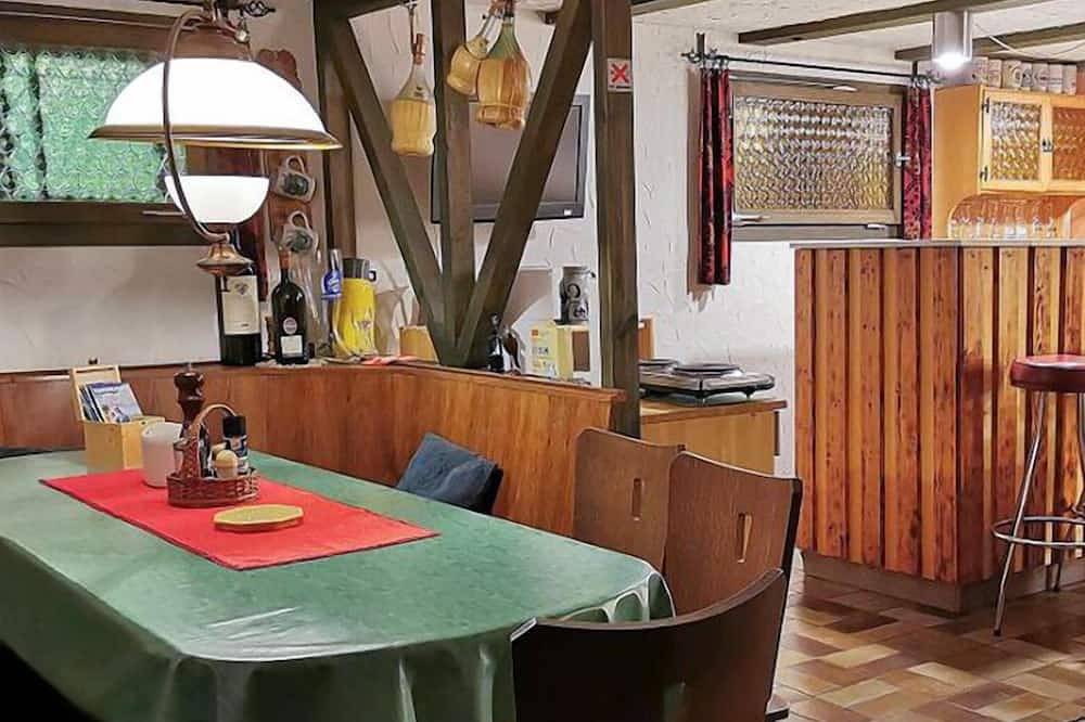 Ganze Wohnung, Apartment 2: Rustikale vollausgestattete Ferienwohnung mit gratis Wlan in Dörfles-Esbach, Oberes Maintal - Coburger Land