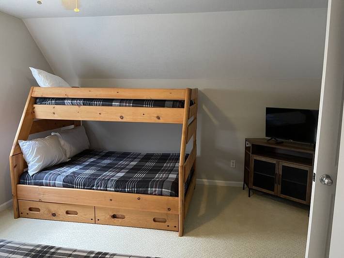 Vacation rental for 16 people, with hot tub and yard in Norris Lake