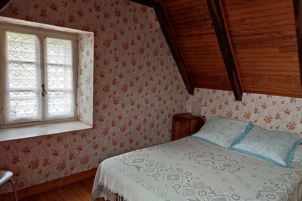 Maison en pierre dans hameau paisible, entre Aubrac (Laguiole) et vallée du Lot in Florentin-la-Capelle, Parc naturel régional de l'Aubrac