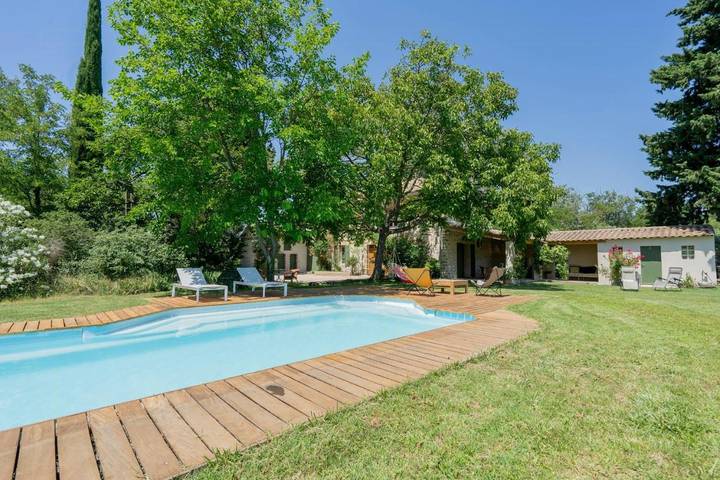 Location de vacances pour 6 personnes, avec piscine et terrasse à Travaillan