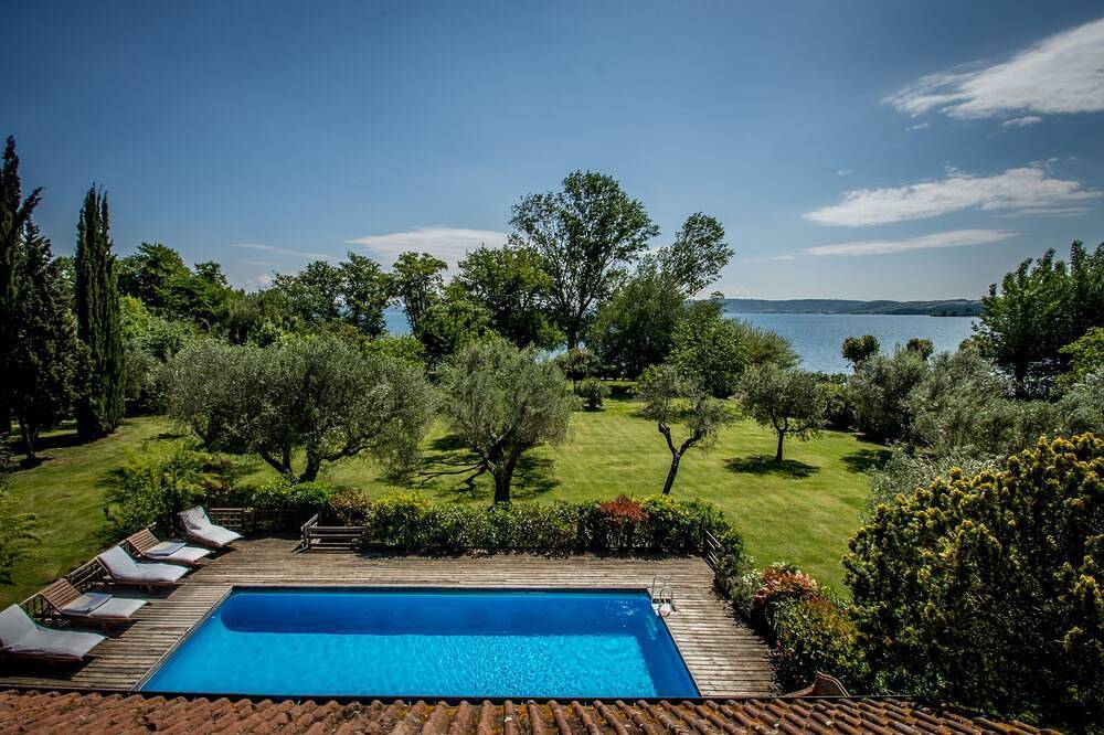 Erstaunlich Lage direkt am Strand, direkter Zugang zum See, Privatstrand, in der Nähe von Rom in Bracciano, Braccianosee