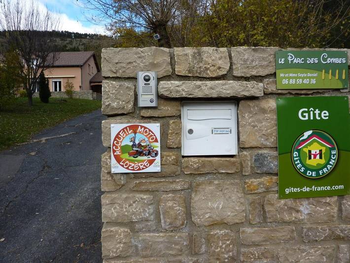 Location de vacances pour 8 personnes, avec vue et jardin ainsi que sauna et piscine à Saint-Bauzile - 3