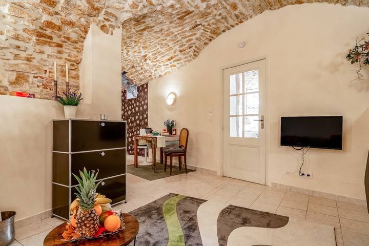 Entire apartment, Apartment 'Gite Vert - Paradis De Provence' with Shared Terrace and Wi-Fi in Le Pin, Nimes region