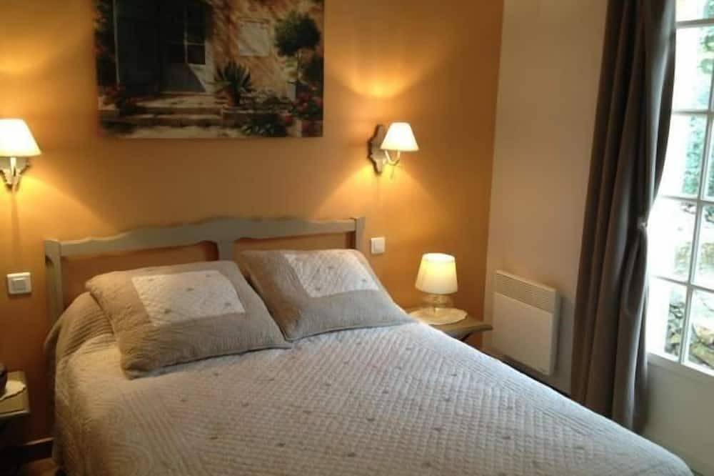 Belle villa Provençale vue mer, jardin 1500 m2 avec spa, 2 à 5 Pers in Carqueiranne, Région de Toulon