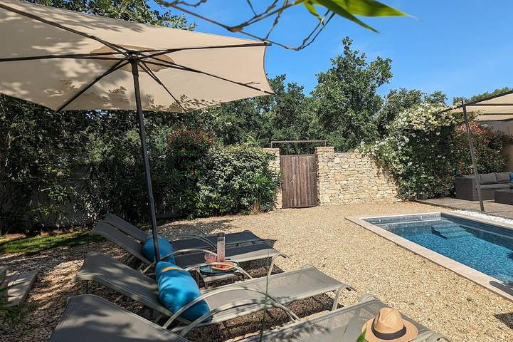 Location de vacances pour 5 personnes, avec Jacuzzi ainsi que Terrasse et Jardin à La Roque-sur-Pernes