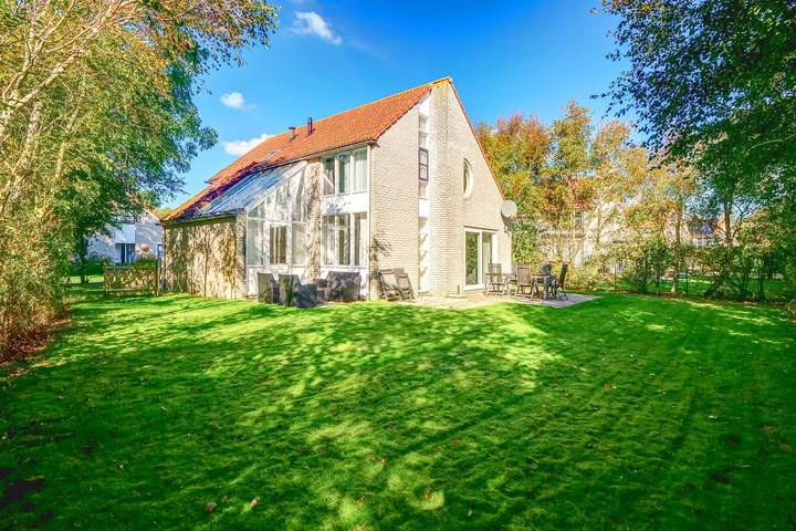 Ferienhaus für 6 Personen, mit Balkon/Terrasse und Terrasse sowie Garten und Pool