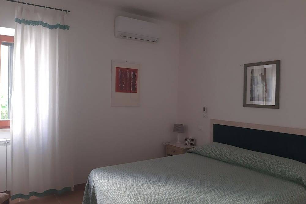Entire apartment, Charming apartment in villa with veranda overlooking the sea in San Felice Circeo, Agro Pontino