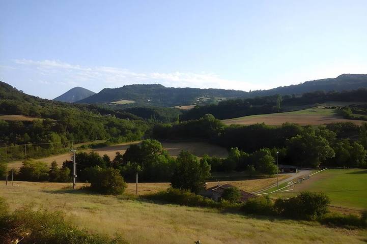 Location de vacances pour 6 personnes, avec balcon ainsi que jardin et jacuzzi à Bourdeaux