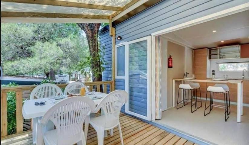 Camping pour 6 personnes, avec Balcon et Terrasse ainsi que Jardin et Piscine