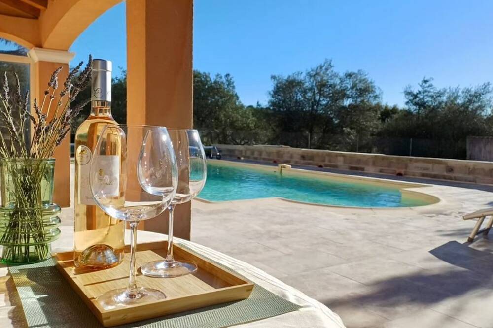 Beautiful vacation home with enclosed garden and private swimming pool in Régusse, Brignoles region