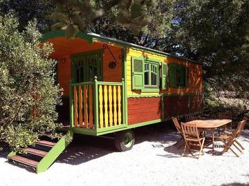 Camping pour 4 personnes, avec vue ainsi que jardin et terrasse dans le Vaucluse