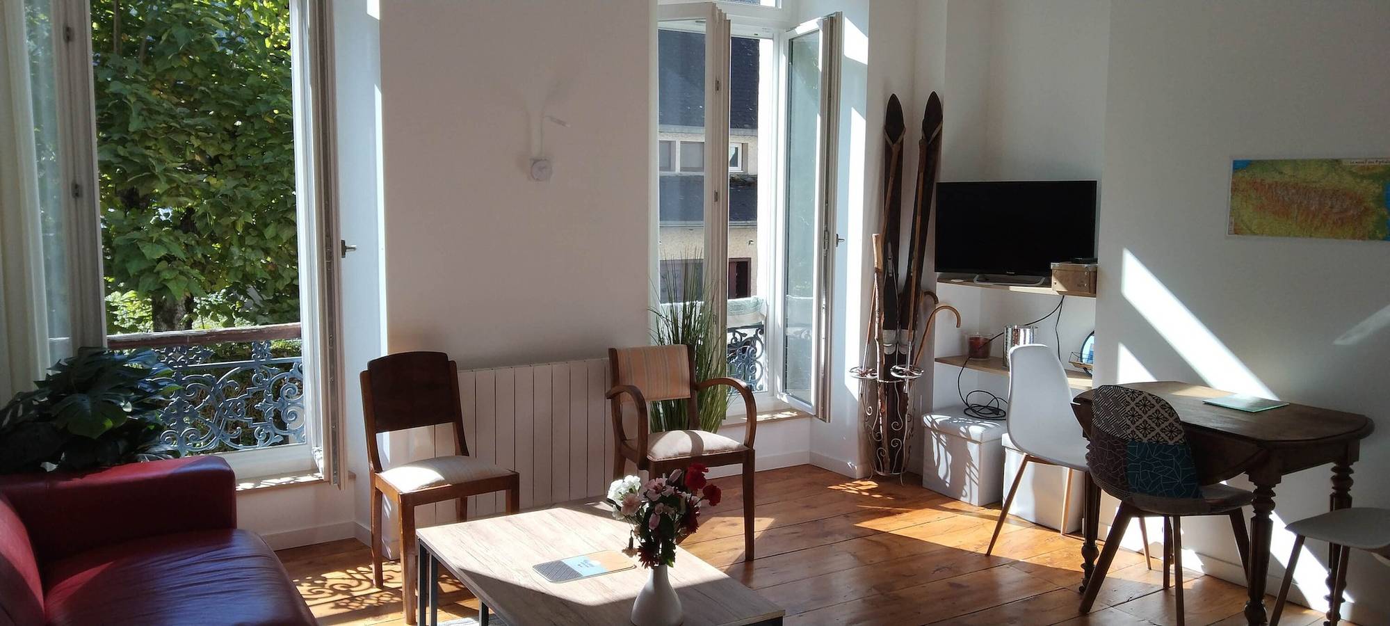 Ganze Wohnung, T3-Apartment „Vue Aneto“ im Herzen von Luchon mit Südbalkon und Bergblick in Luchon-Superbagnères, Bagnères-de-Luchon