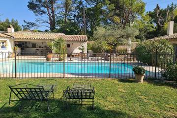 Location de vacances pour 8 personnes, avec jardin et terrasse à Aramon