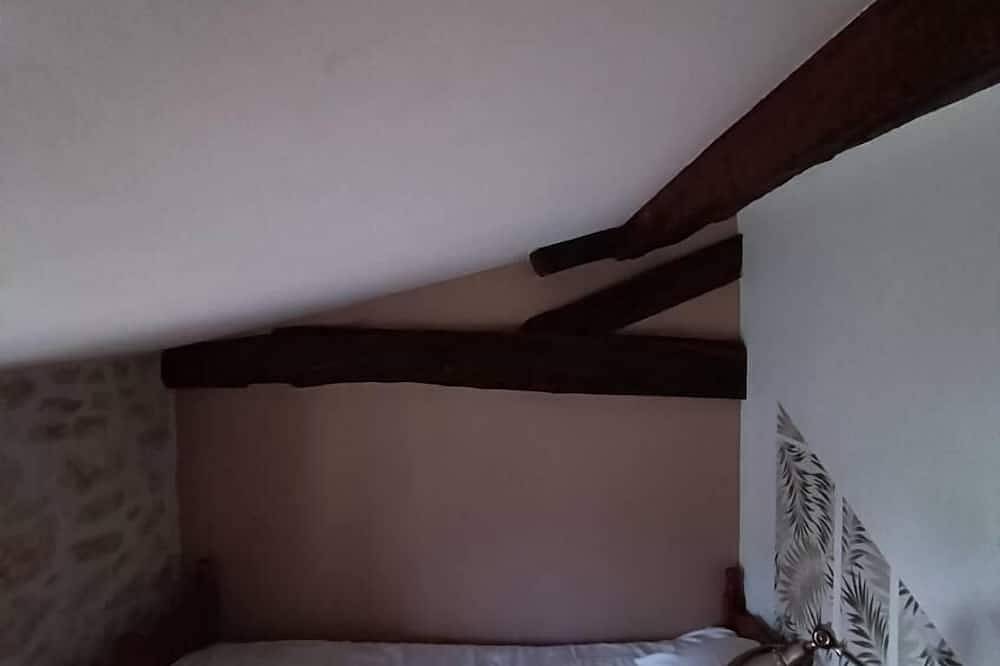 Entire apartment, House 8 sleeps 6 3 bedrooms (including mezzanine) in Ternant (Charente-Maritime), Saint-Jean-d'Angély region