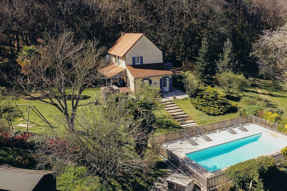 Character house in a quiet, exceptionally green setting + swimming pool in Thenon, Périgord Noir