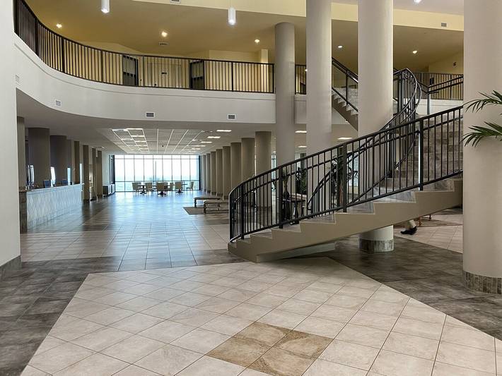 Beach rental for 14 people, with hot tub and sauna as well as pool and yard by Orange Beach