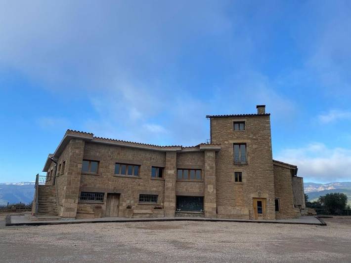 Casa rural para 26 personas, con Balcón y Terraza además de Jardín y Piscina en Capolat