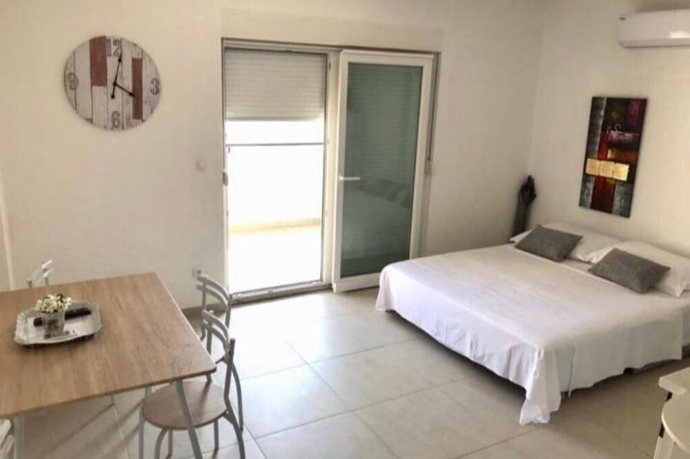 Hel leilighet, Apartments Eoli 1, 4+1 with a beautiful sea view and terrace, next to the sea in Brela, Makarska Riviera