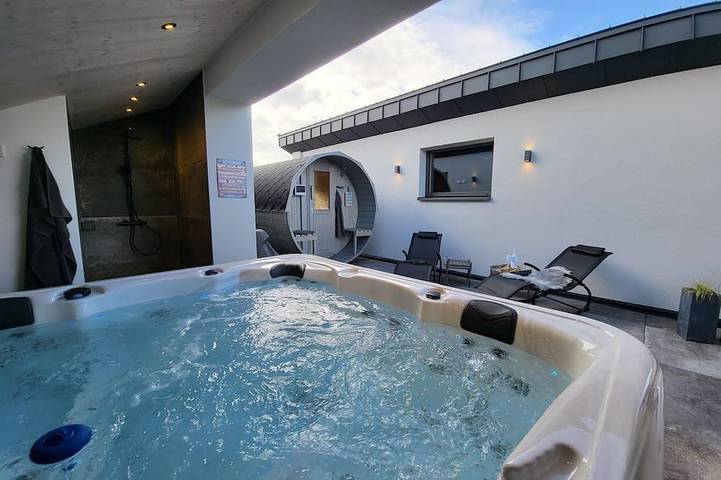 Ferienhaus für 4 Personen, mit Whirlpool und Sauna sowie Garten und Balkon