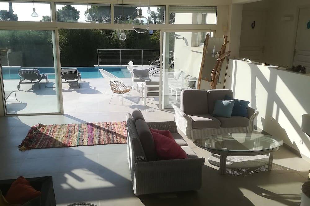 Villa 6 to 12 pers, swimming pool, 3mn walk to beaches, restaurants & water activities in Pinarellu, Zonza