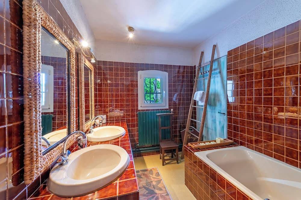 Family estate with large park and swimming pool in Mondragon, Vaucluse