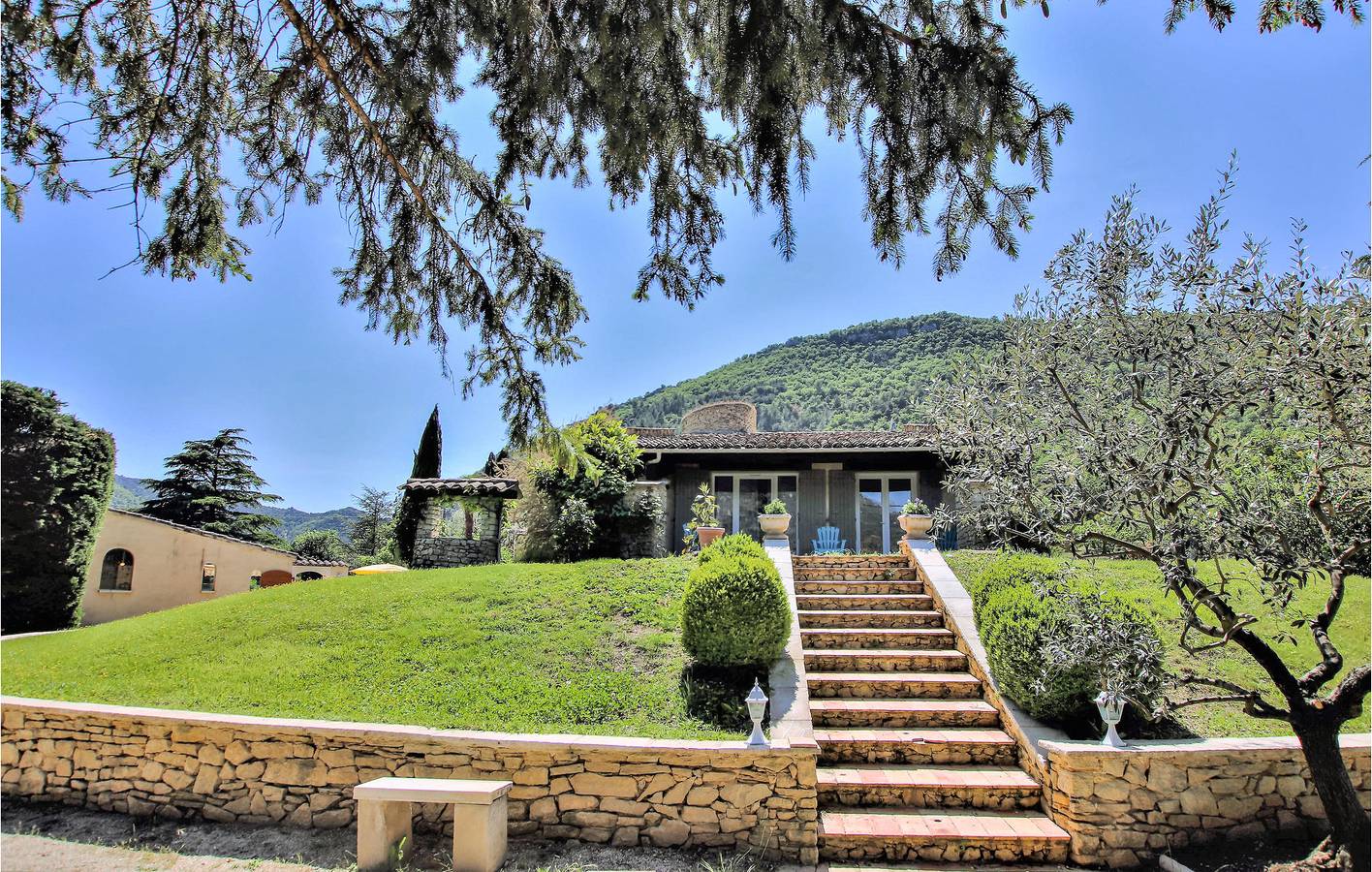 Appartement d'Aubres : piscine, jardin, parking et internet in Condorcet, Région de nyons