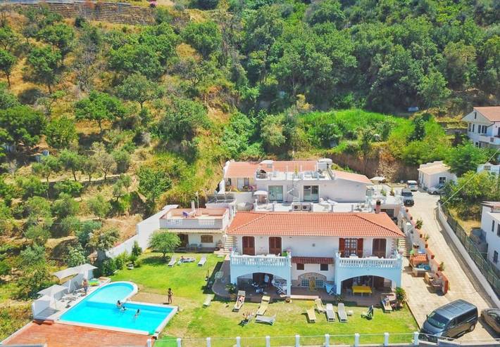 Gîte pour 4 personnes, avec piscine et jardin ainsi que jacuzzi et bassin pour enfant, adapté aux familles à Tropea - 2