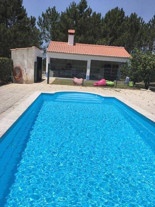 Location de vacances pour 4 personnes, avec jardin et vue ainsi que bassin pour enfant et piscine dans Rogil - 3