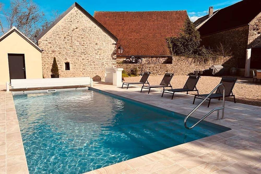 Maison  avec piscine et boulodrome in Avallon, Parc naturel régional du Morvan