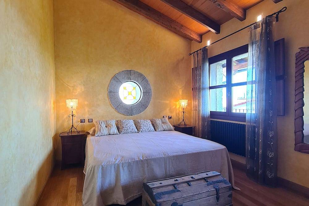 Chalet 'Tu Capricho' with Mountain View, Wi-Fi and Air Conditioning in Piedralaves, Ávila Region