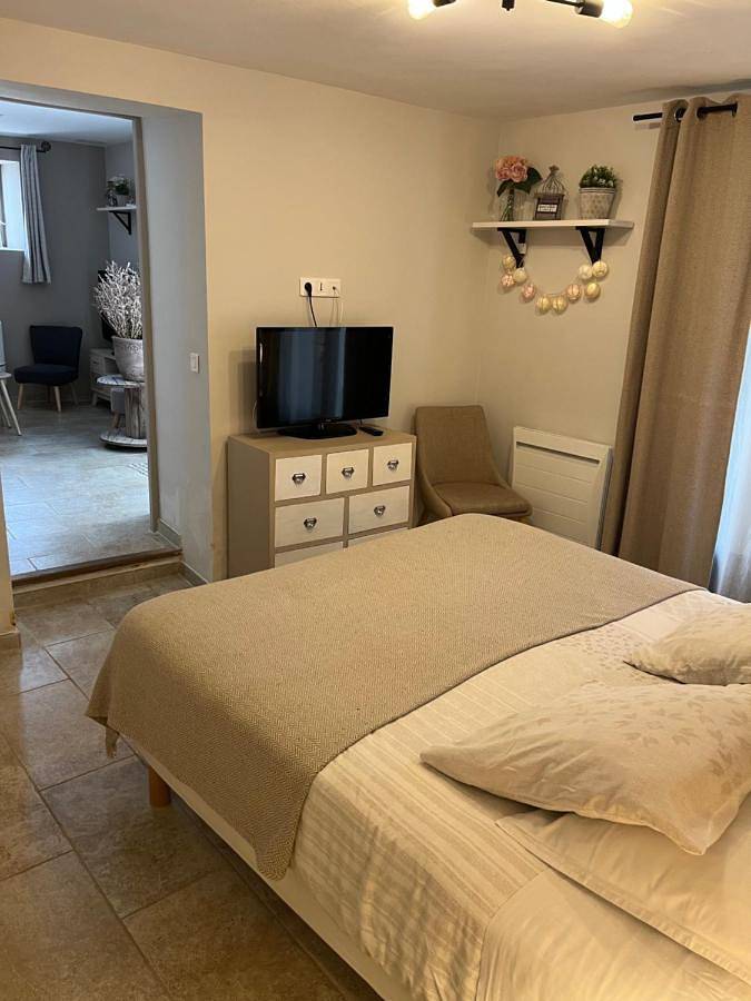 Appartement entier, Apartment in Céreste, Parc naturel régional du Luberon